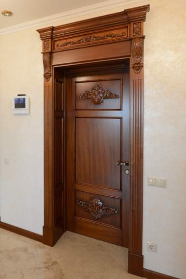 Двери межкомнатные, дверь классическая, дверь с резьбой, дверь по индивидуальному заказу, оригинальная дверь,  резьба по дереву, дверной портал, филенчатая дверь, филенчатые доборы, деревянные карниз, пилястра, кронштейн резной, резьба на филенке