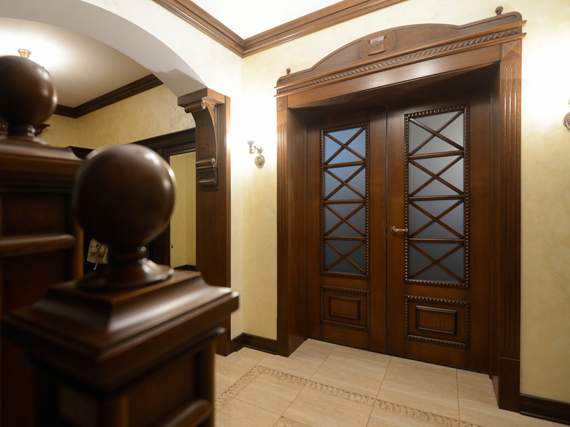 Двери межкомнатные, дверь двустворчатая, классическая дверь, деревянные двери, индивидуальные двери, дверь  с инициалами, патинирование, деревянная пилястра, деревянные карниз, деревянные кронштейн, деревянный плинтус, деревянный столб, точенки