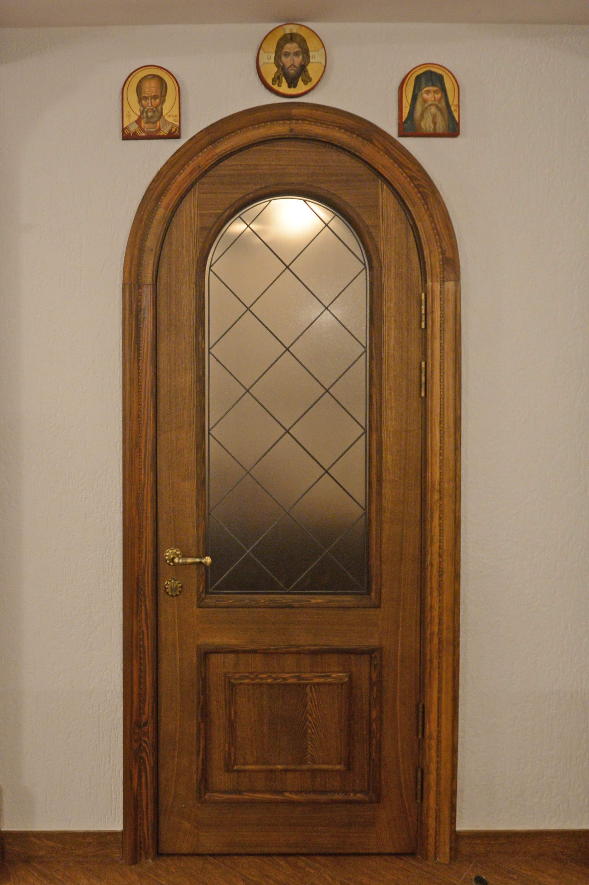 Двери деревянные, дверь филенчатая, двери в храм, двери в церковь, двери из массива, арочная дверь, дверь с витражом, массив