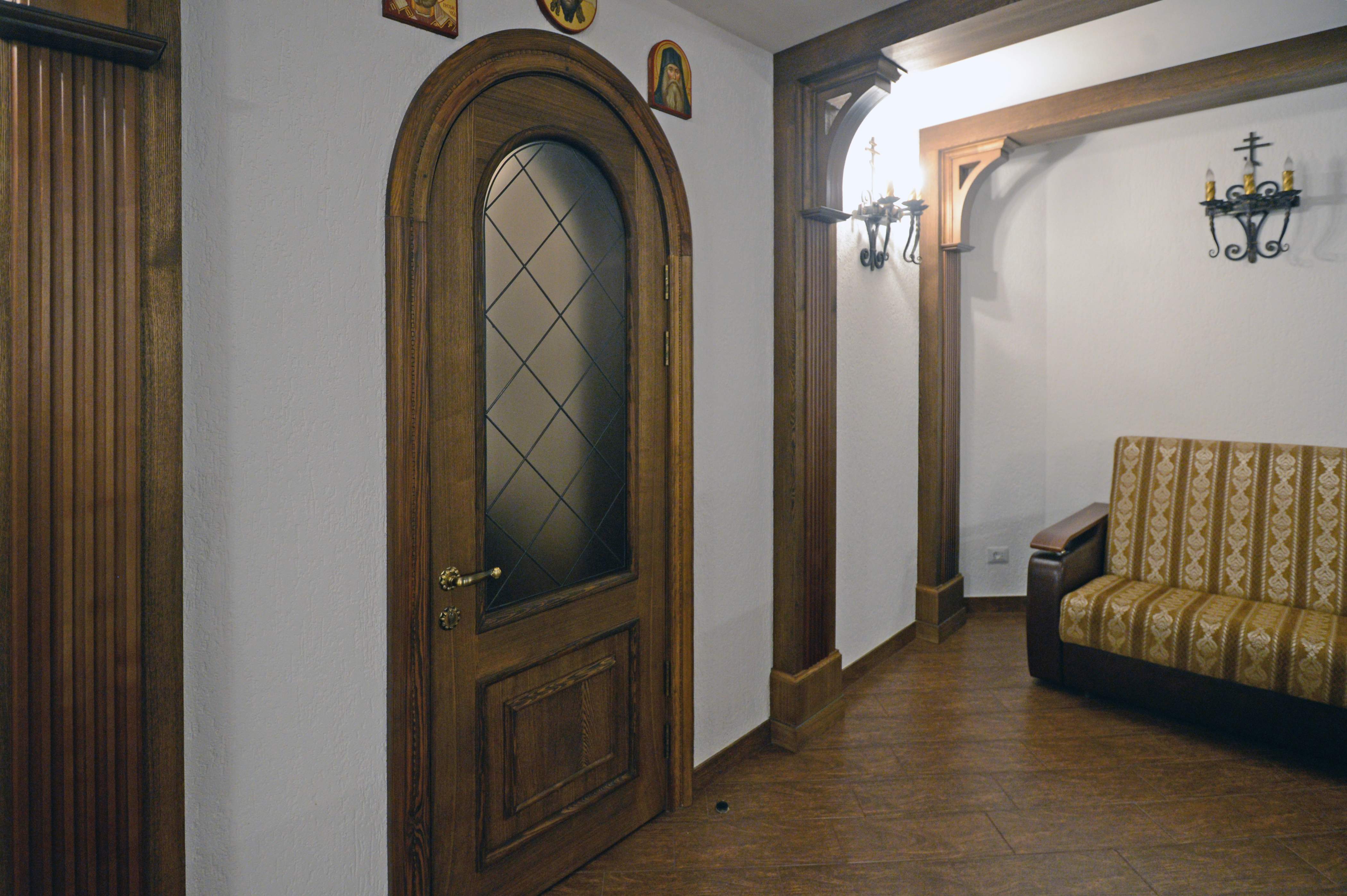 Двери деревянные, дверь филенчатая, двери в храм, двери в церковь, двери из массива, арочная дверь, дверь с витражом, массив, деревянные колонны, деревянные пилястры, каннелюры, деревянный кронштейн, деревянная балка