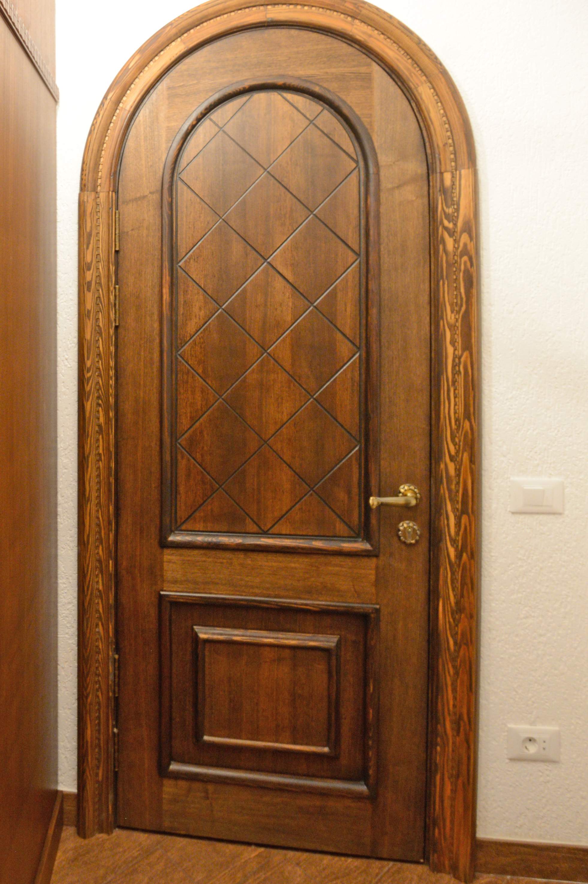 Двери деревянные, дверь филенчатая, двери в храм, двери в церковь, двери из массива, арочная дверь, массив