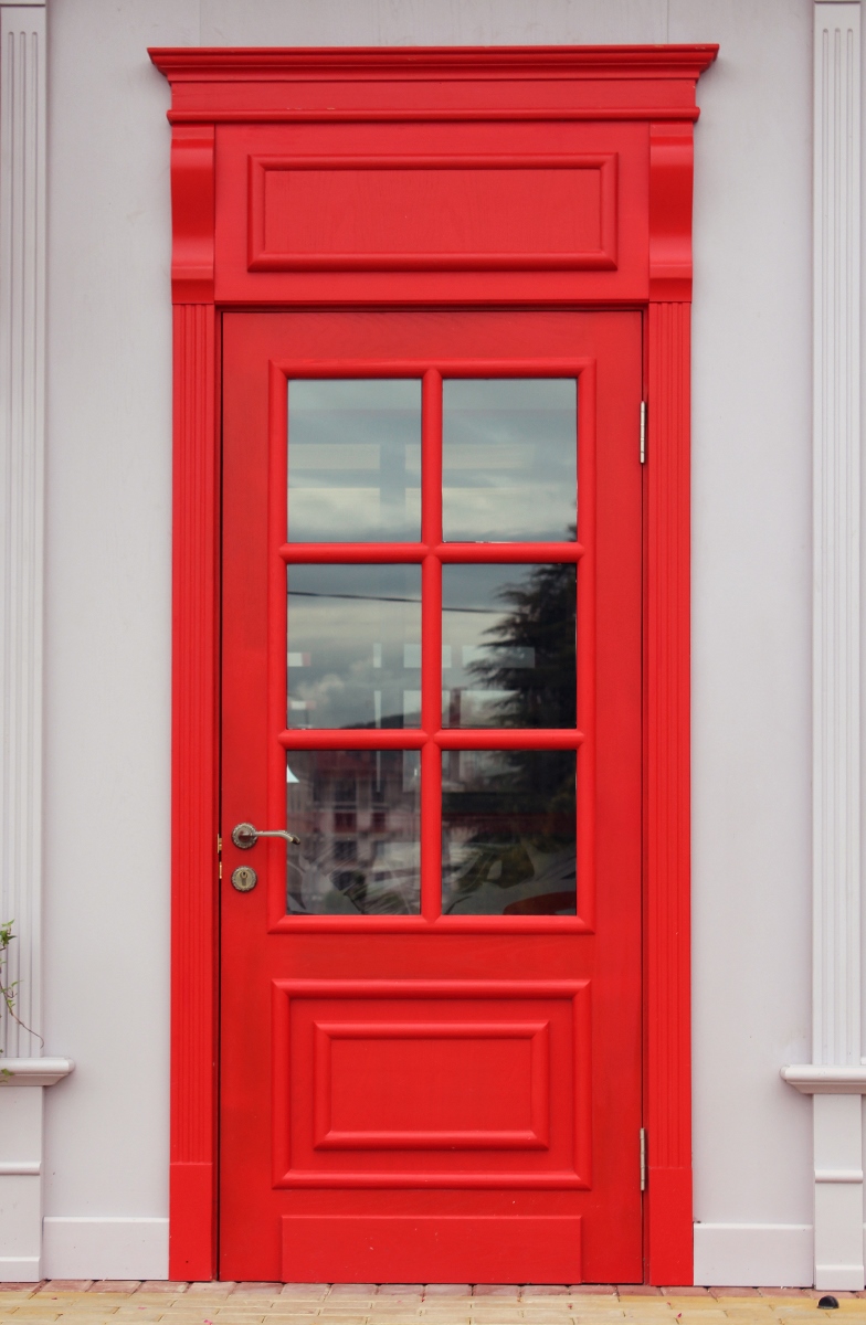 11.„еревЯнные наружные двери, двери в стиле неоклассика, красные двери, наружные двери, классическаЯ дверь