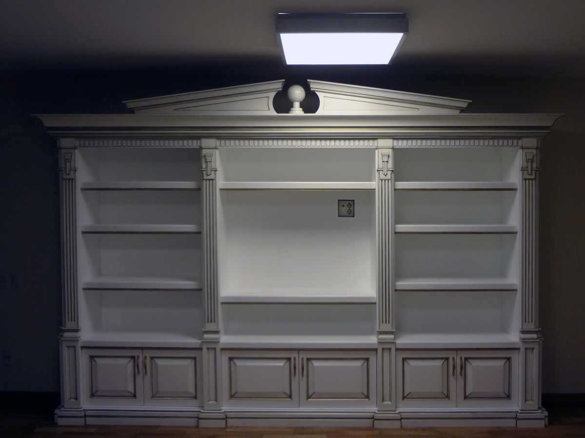 Белый шкаф, классическая мебель, филенчатые дверцы