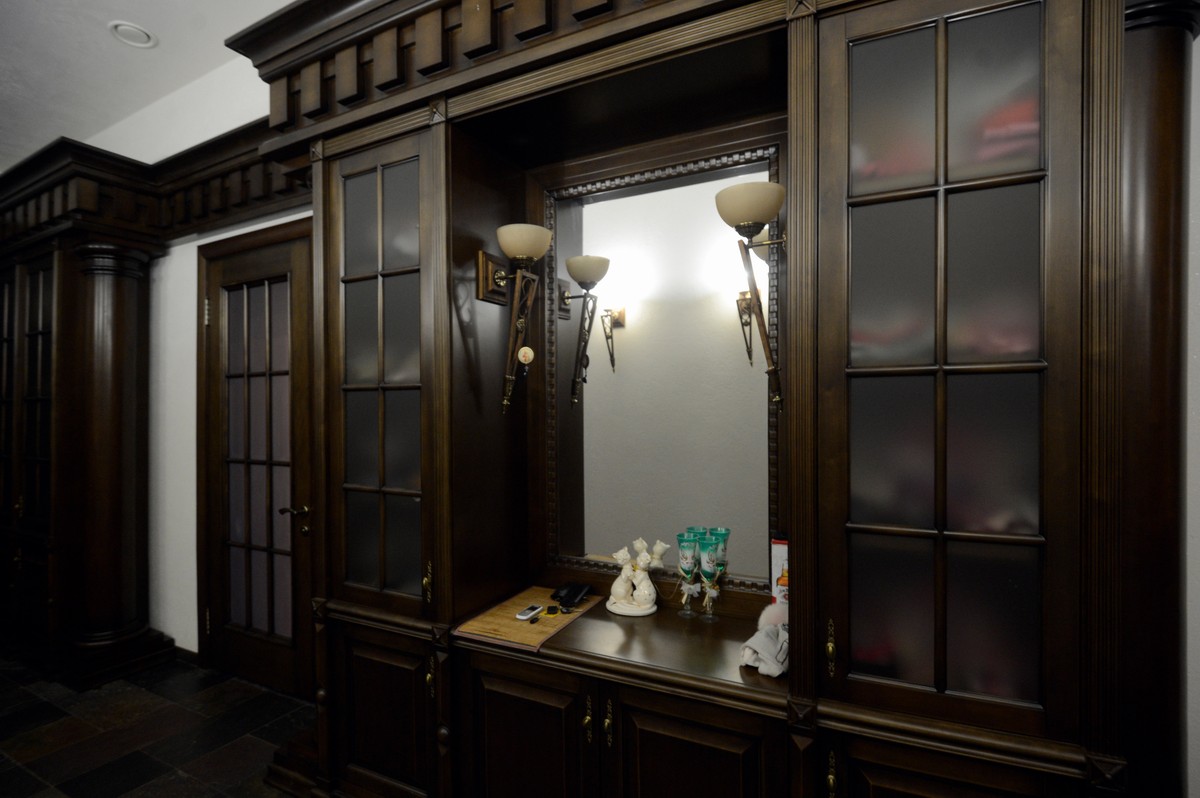 Классический шкаф, шкаф с колоннами, зеркало, рама для зеркала, филенчатые фасады