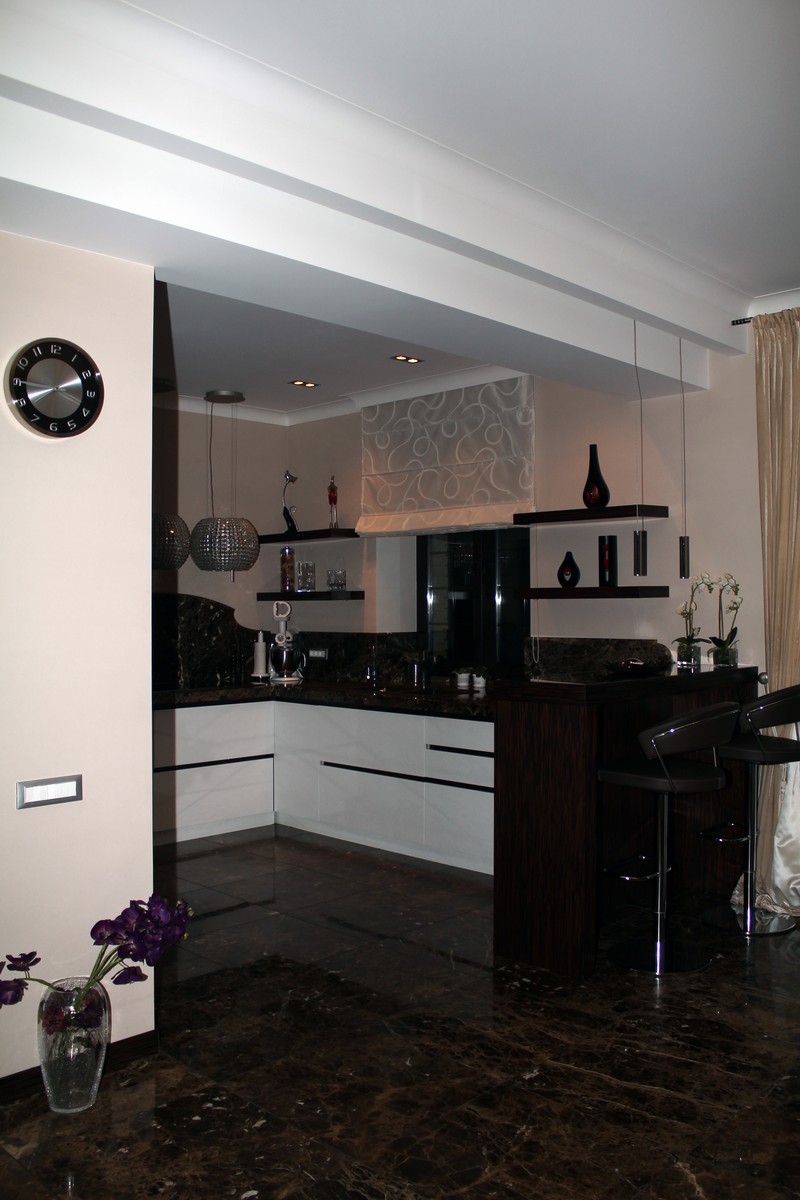 Современная  кухня, барная стойка, глянцевый фасад, шпон зебрано, кухонные полки