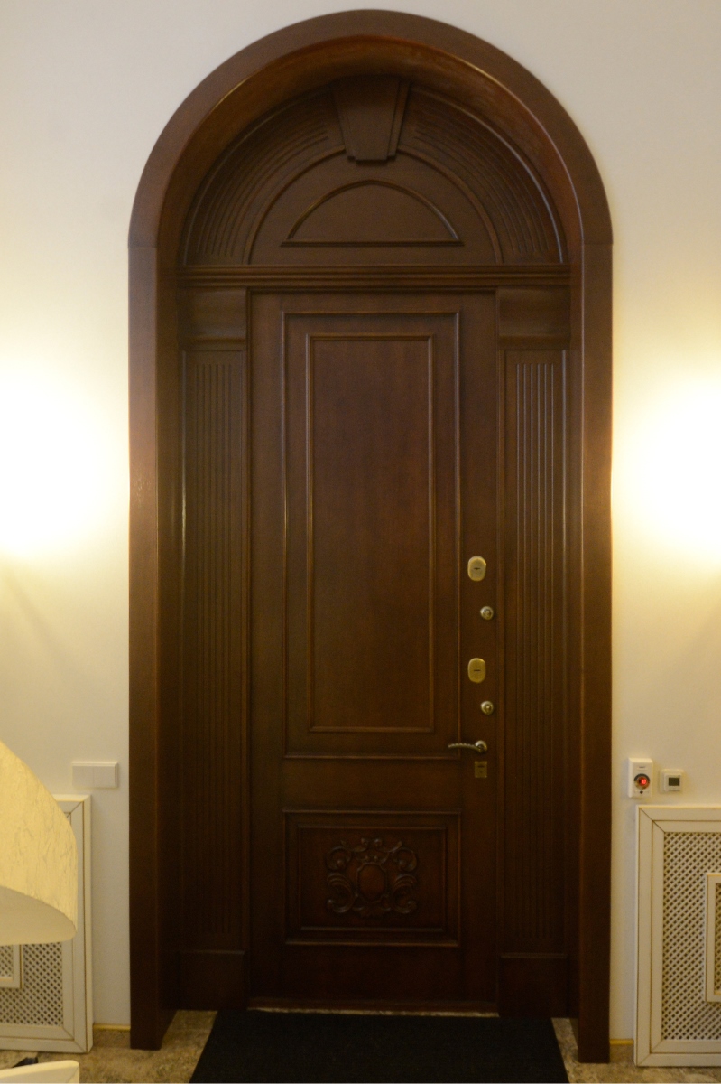 Деревянная накладка на металлическую дверь, обрамление двери, массив, шпон, патинирование, классическая дверь, арочная дверь, филенчатая дверь, дверь с резьбой, обналичка