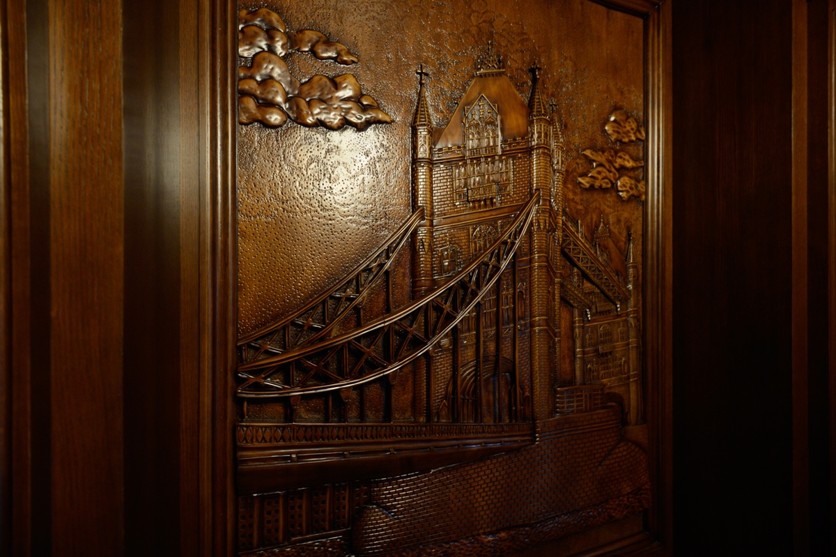 Деревянный интерьер, деревянный кабинет, интерьер из дерева, резьба по дереву, ручная резьба по дереву, деревянное панно, Тауэрский мост, Tower Bridge, массив