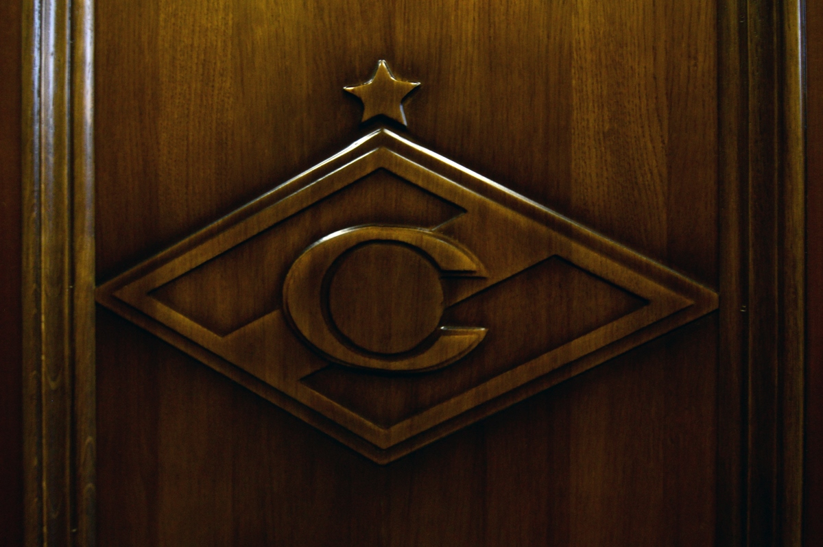 Футбольный герб из дерева, резьба по дереву, деревянные панели, стеновые панели из дерева