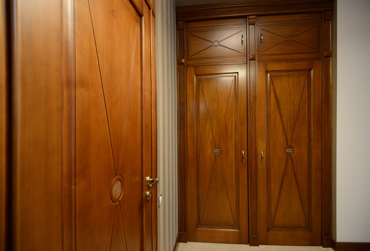 Классический шкаф, встроенный шкаф, шкаф, стилизованный под дверь, шкаф с инициалами, филенчатые фасады
