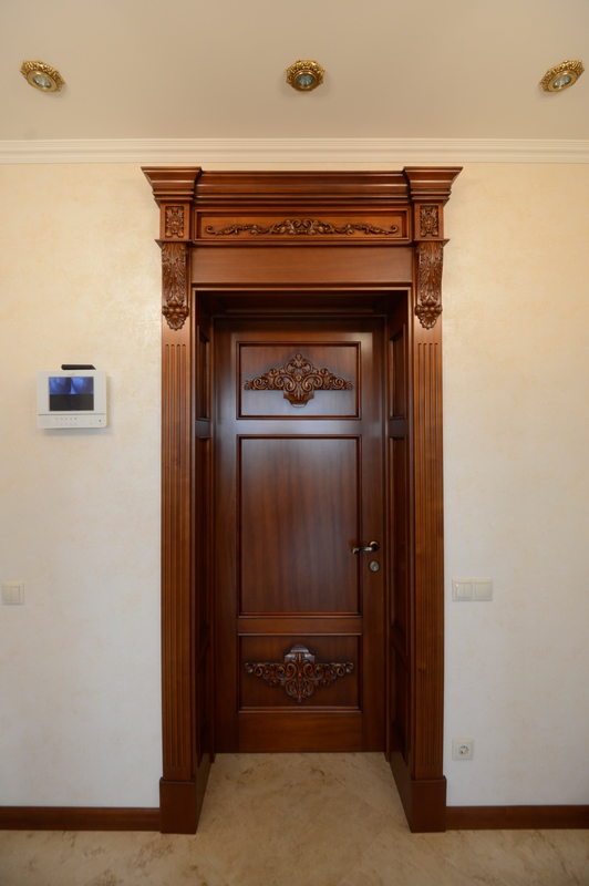 Двери межкомнатные, дверь классическая, дверь с резьбой, дверь по индивидуальному заказу, оригинальная дверь,  резьба по дереву, дверной портал, филенчатая дверь, филенчатые доборы, деревянные карниз, пилястра, кронштейн резной, резьба на филенке
