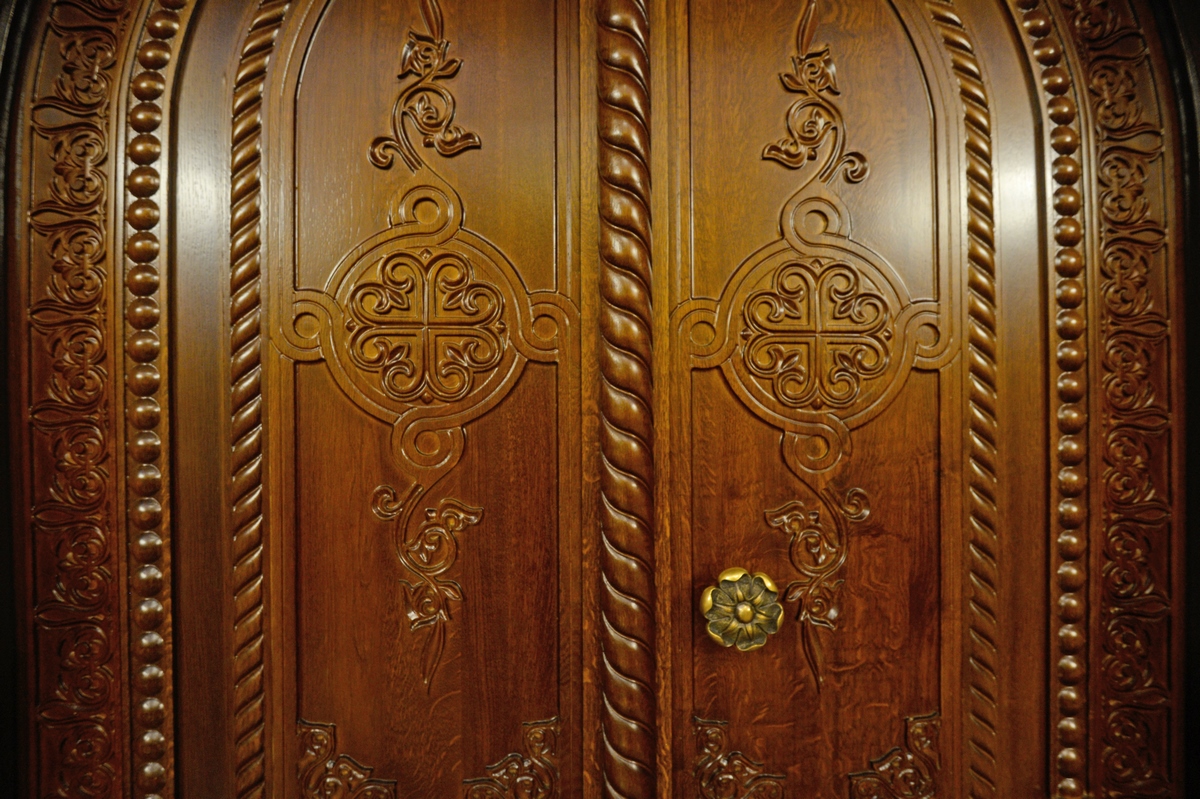 Входная дверь, деревянная накладка на металлическую дверь, деревянная дверь, дверь с резьбой, дверь в храм, дверь в церковь, резная дверь, резной элемент, резьба по дереву, деревянная резьба, арочная дверь