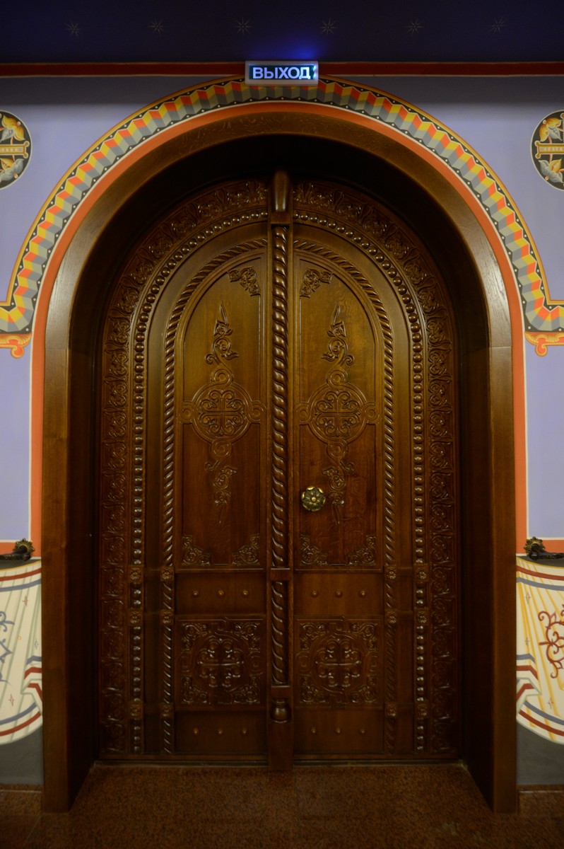 Входная дверь, деревянная накладка на металлическую дверь, деревянная дверь, дверь с резьбой, дверь в храм, дверь в церковь, резная дверь, резной элемент, резьба по дереву, деревянная резьба, арочная дверь