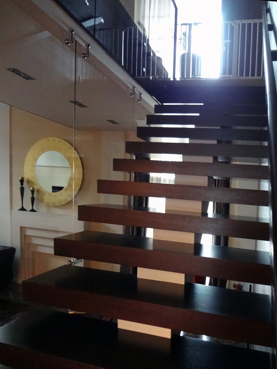 Деревянная лестница, стеклянное ограждение, лестница на косоуре, современная лестница, перила деревянные