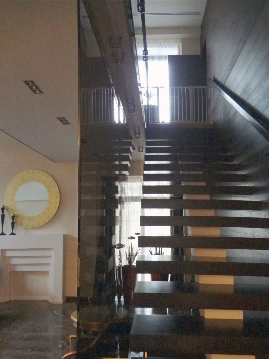 Деревянная лестница, стеклянное ограждение, лестница на косоуре, современная лестница, перила деревянные, лестница для дома, элитная лестница