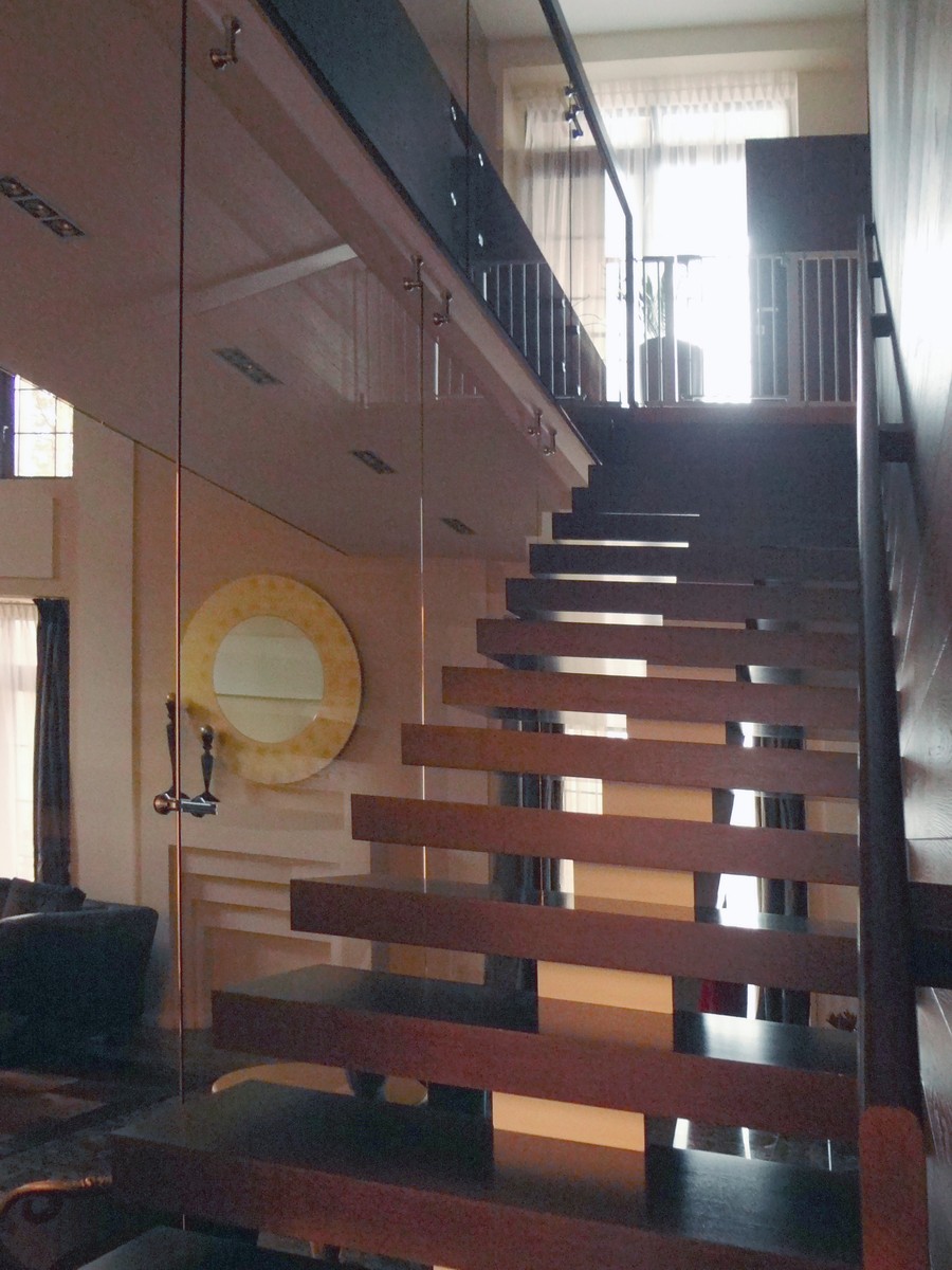Деревянная лестница, стеклянное ограждение, лестница на косоуре, современная лестница, перила деревянные, лестница для дома, элитная лестница