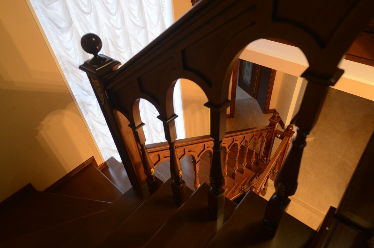 Марш деревянной лестницы, классическая лестница, лестница из дерева, лестница для дома, балясина, балюстрада, лестница с резьбой, лестница под старину, забежные ступени