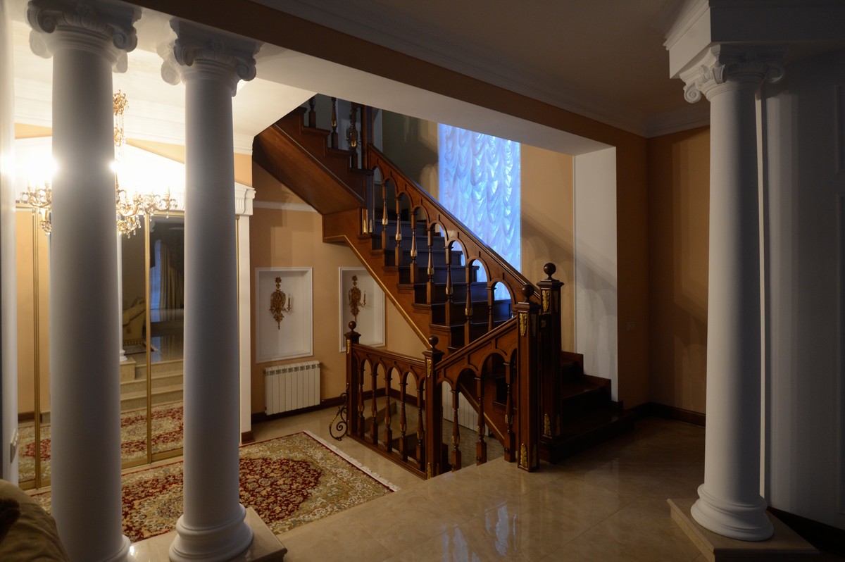 Прямая лестница, классическая лестница, лестница из дерева, лестница для дома, балясина, балюстрада, лестница с резьбой, лестница под старину