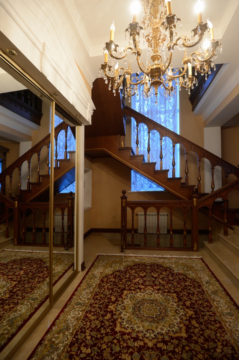 Прямая лестница, классическая лестница, лестница из дерева, лестница для дома, балясина, балюстрада, лестница с резьбой, лестница под старину