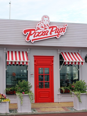 Пиццерия, Pizza Papi, Pizzeria, Cafe, дизайн пиццерии, дизайн кафе, фасад кафе во французском стиле, деревянный фасад, фасад из дерева, деревянные фасадные панели, фасад кафе в европейском стиле, фасад в старинном стиле европейских кафе, фасад в стиле французских булочных, деревянная дверь, дверь из массива, красные двери, стеновые панели, классический дизайн фасада, отделка здания деревом, неоклассика на фасаде, фасад в стиле неоклассика