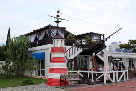 1. Ресторан, изделия для кафе, ресторанов, Mare d’Amore, Mare de Amore, Море любви, деревянный корабль, нос корабля, корабль в экстерьере ресторана, арт объекты на берегу моря, мачта, деревянная лестница, лестница для кафе, лестница для общественных заведений, деревянные ограждения, ограждения в старинном стиле, тематический ресторан, дерево в отделке ресторана